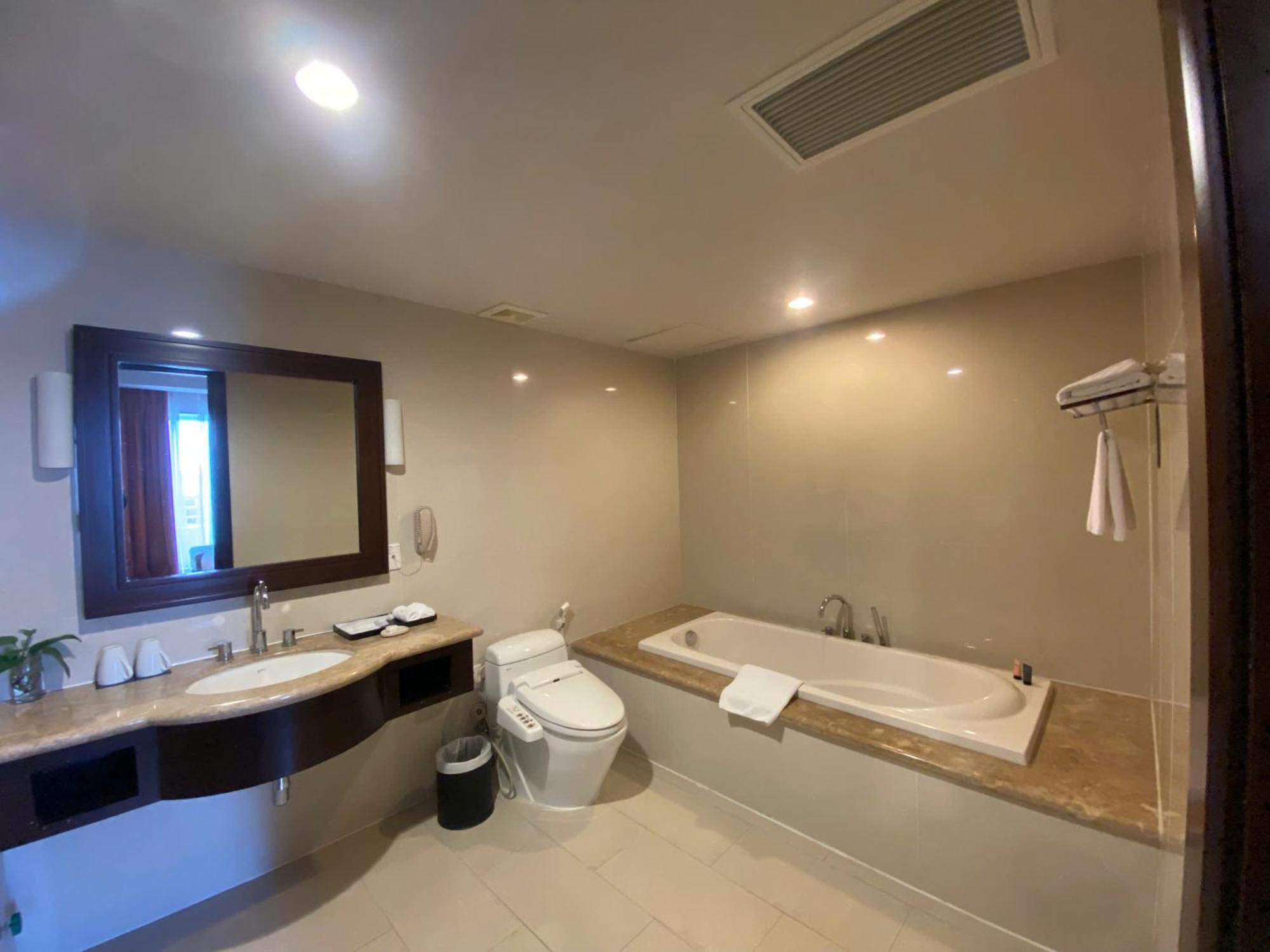 Muong Thanh Holiday Hue Hotel Room photo